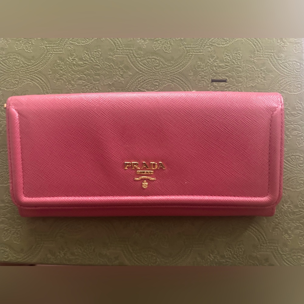 Preowned Prada wallet. 💯 Authentic